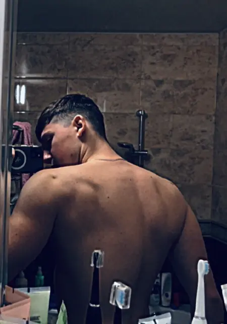 Антон з Луцька, мені 20 років, познайомлюсь на одну ніч