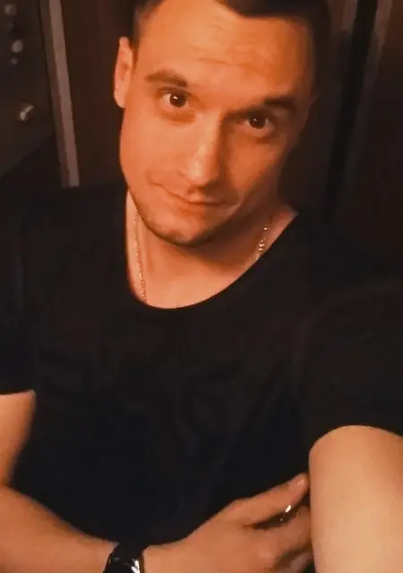 Я Роман, 25 років з Донецька, шукаю знайомства без зобов'язань